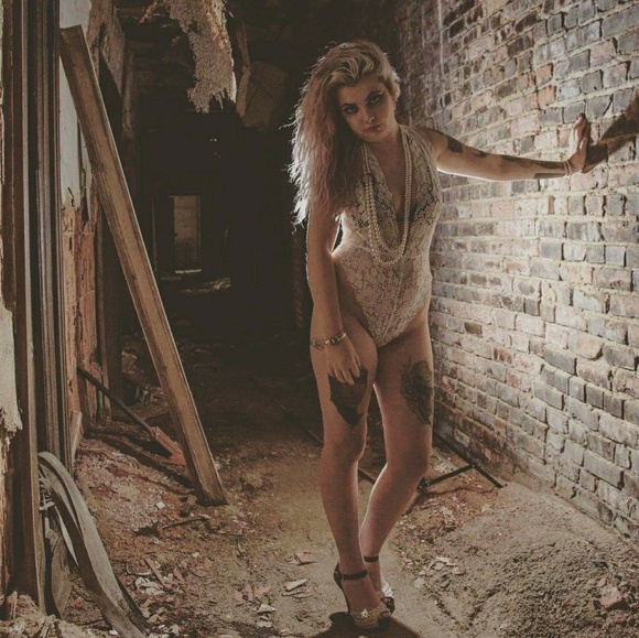 Meet your Posher, Ariana - Picture 8 of 8